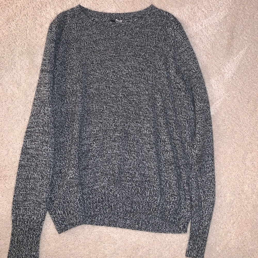 Black&white sweater.